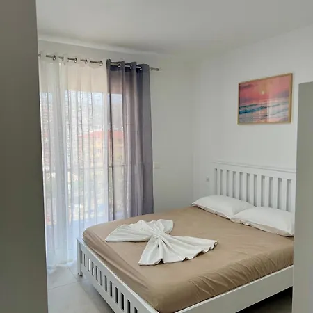 Sunsis Apartment *